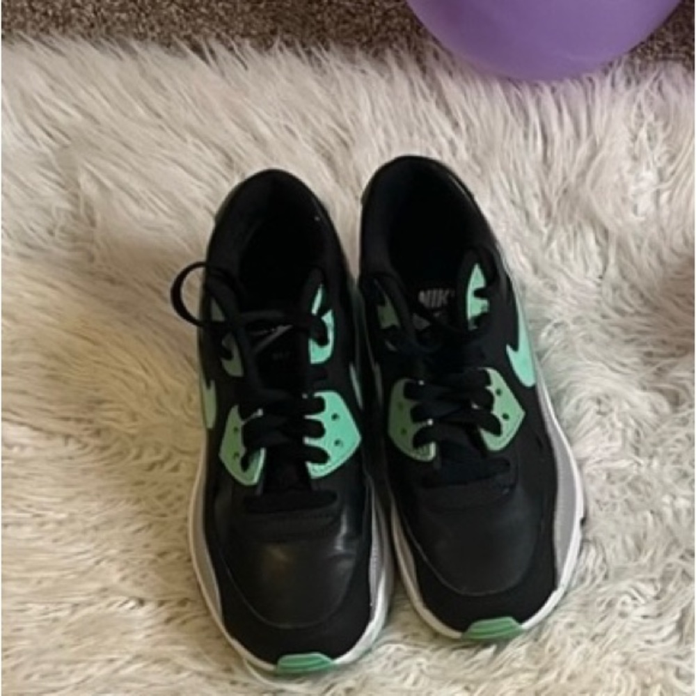 Nike AirMAC Great Condition Teal, Gray, Black and White size 4